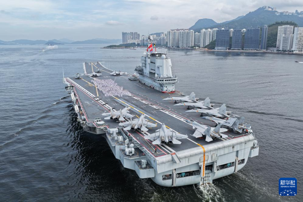 中国海军山东舰航母编队抵达香港