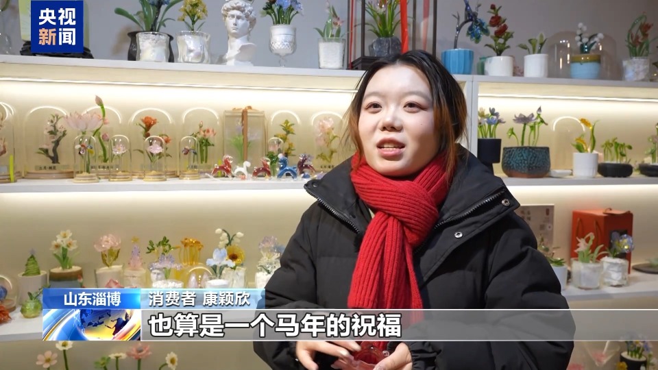 年货市场“马”上热 琉璃马、朱砂文创热销