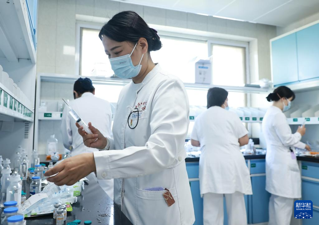 新华社政论｜携手为人类命运共同体撑起辽远发展天空——写在全球妇女峰会即将在北京举行之际