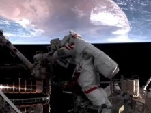 神舟二十一号航天员乘组圆满完成第一次出舱活动