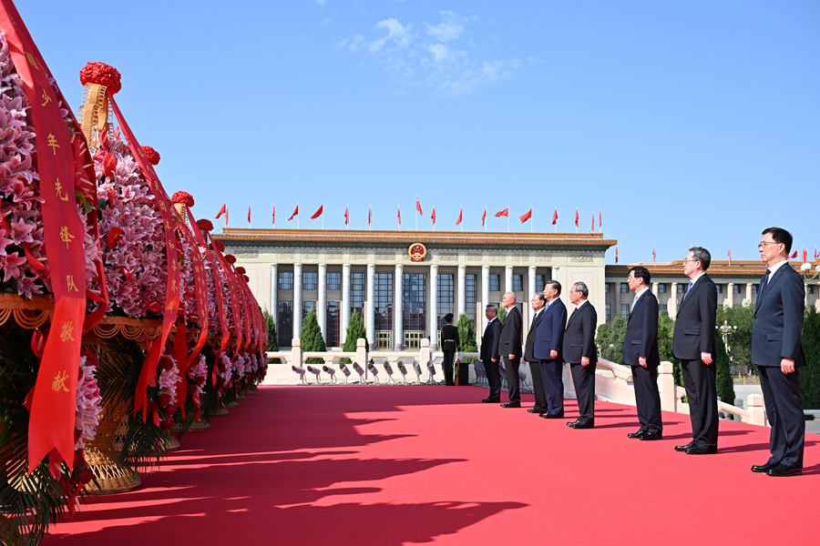 烈士纪念日向人民英雄敬献花篮仪式在京隆重举行 习近平等党和国家领导人出席