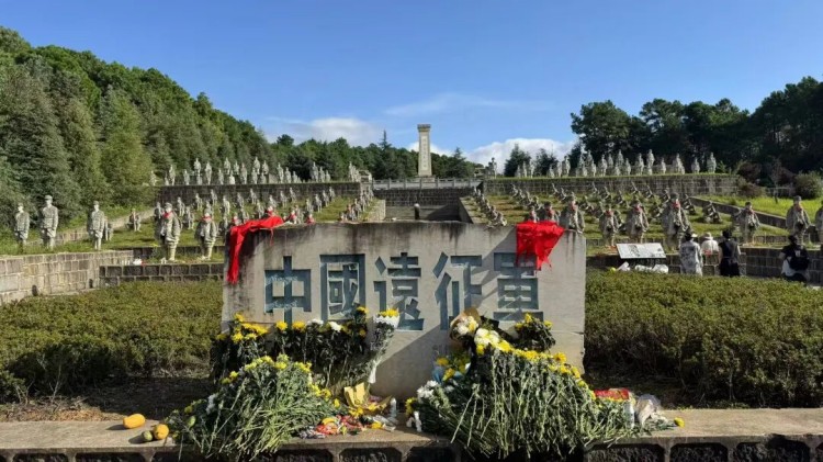 立秋后的银杏树与水果糖——台胞在滇西的悼念与致敬_fororder_中国远征军雕塑群，位于云南省保山市龙陵县松山战役旧址。新华网记者 肇蕾 摄_副本