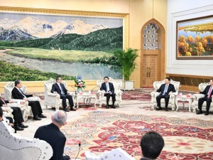 王沪宁会见国共两党智库论坛台方代表