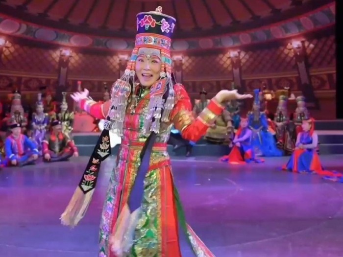 台湾网红变装美丽新娘 沉浸式感受鄂尔多斯婚礼文化