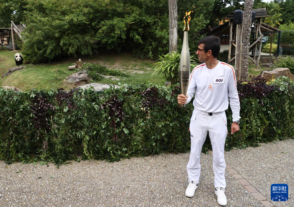 旅法大熊猫见证巴黎奥运圣火传递 旅法大熊猫见证巴黎奥运圣火传递