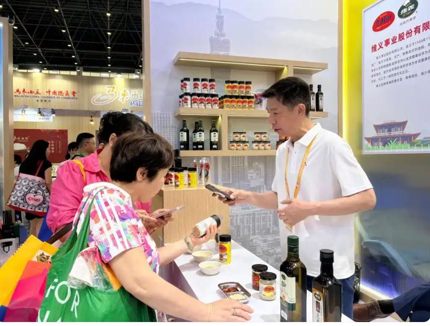 潮起海之南 两岸共扬帆——台湾特色展区首秀消博会_fororder_消博会1.JPG