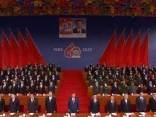 独家视频丨升国旗唱国歌 西藏自治区成立60周年庆祝大会隆重举行_fororder_截图录屏_选择区域_20250821105129