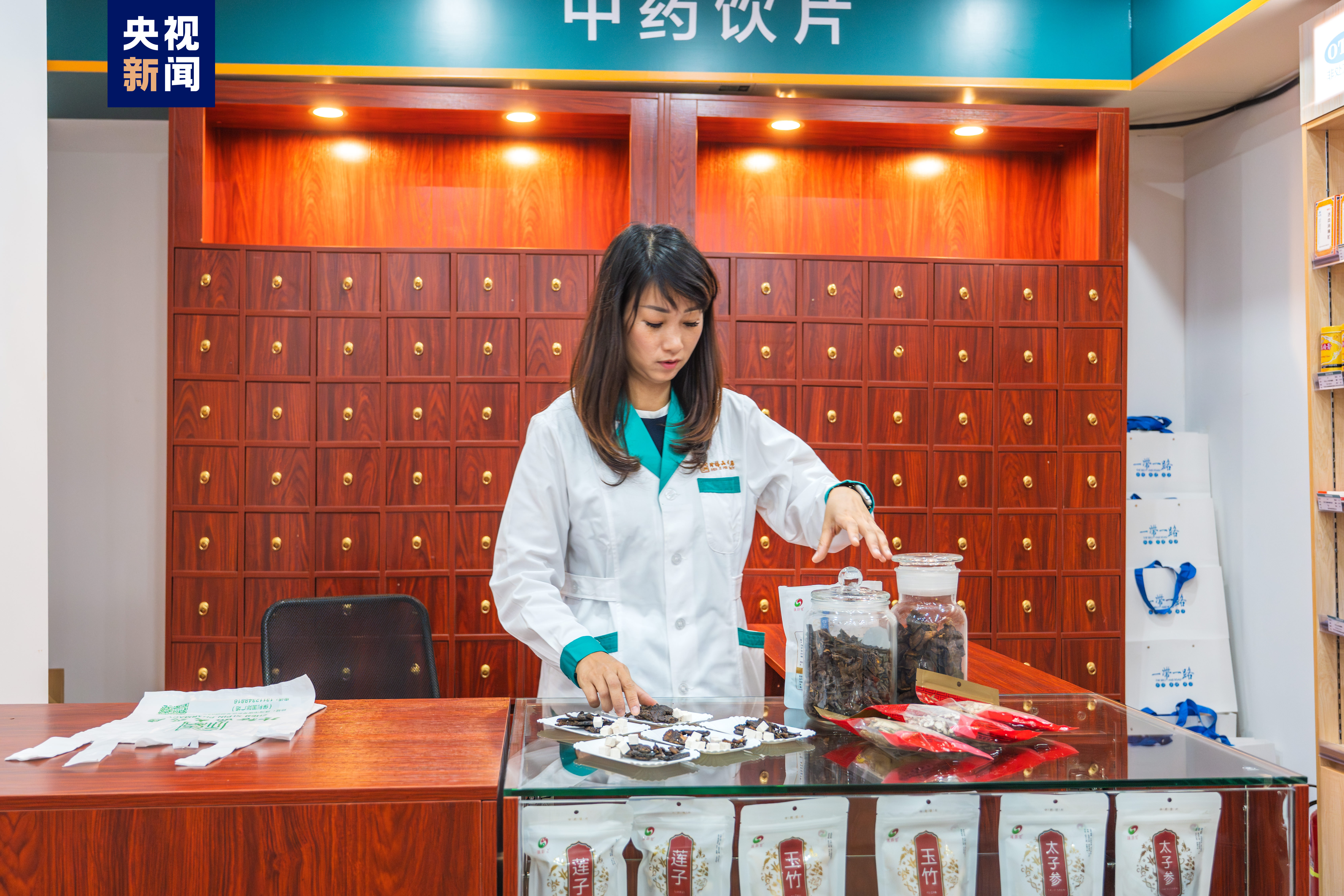 即日上岗！首批澳门药学技术人员在横琴粤澳深度合作区药店正式执业