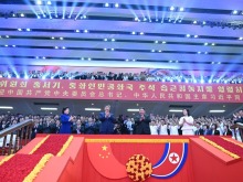 习近平和彭丽媛观看朝鲜专场文艺演出