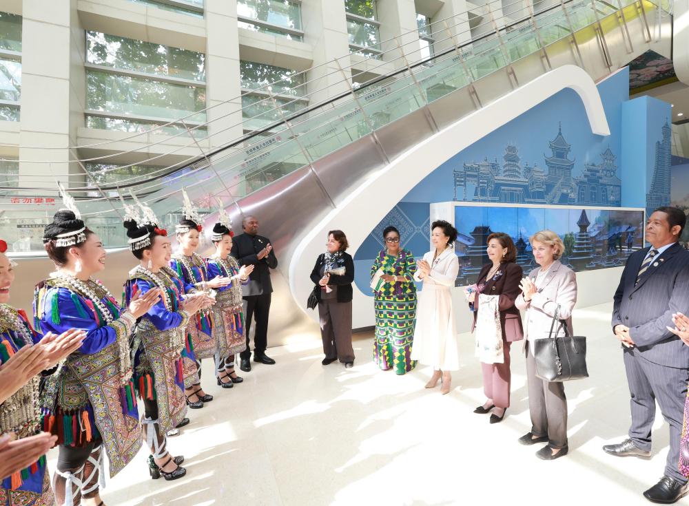 彭丽媛出席全球妇女峰会配套活动“数智赋能妇女和女童成果展”