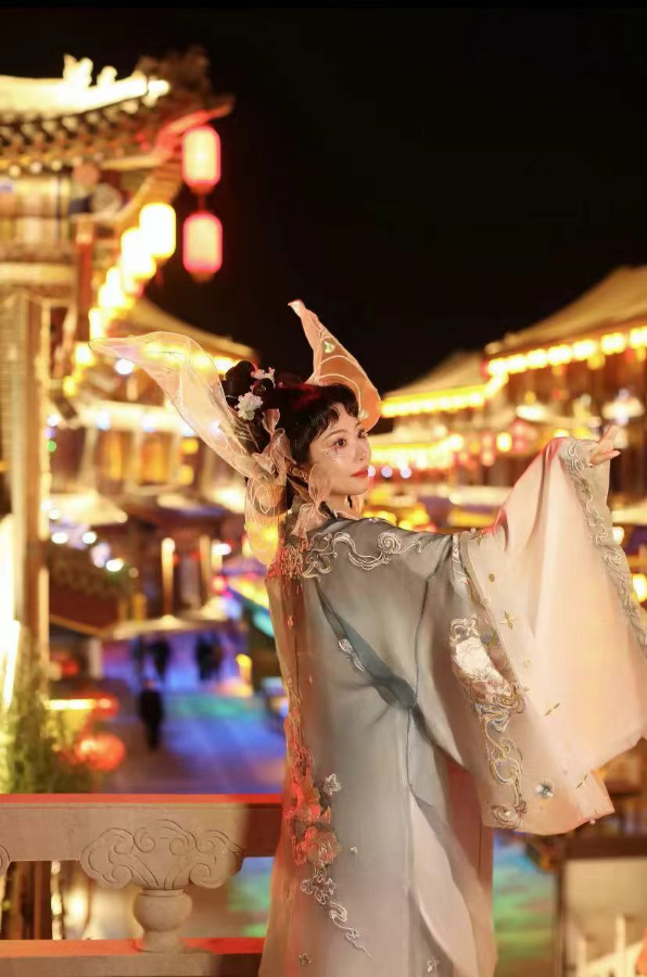 从“打卡”到“入戏”：当旅游遇上传统文化