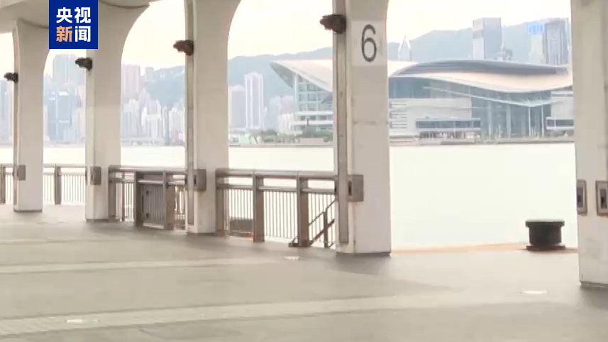 台风“桦加沙”来袭 香港发出“八号风球”