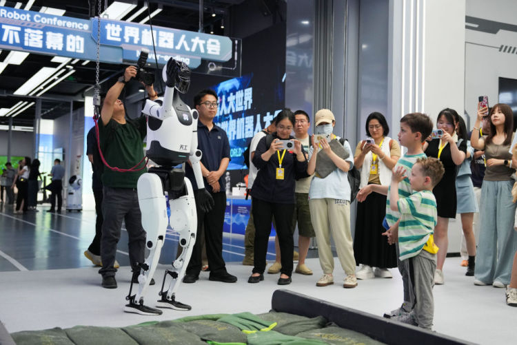 向“智”！中国机器人“跑”起来