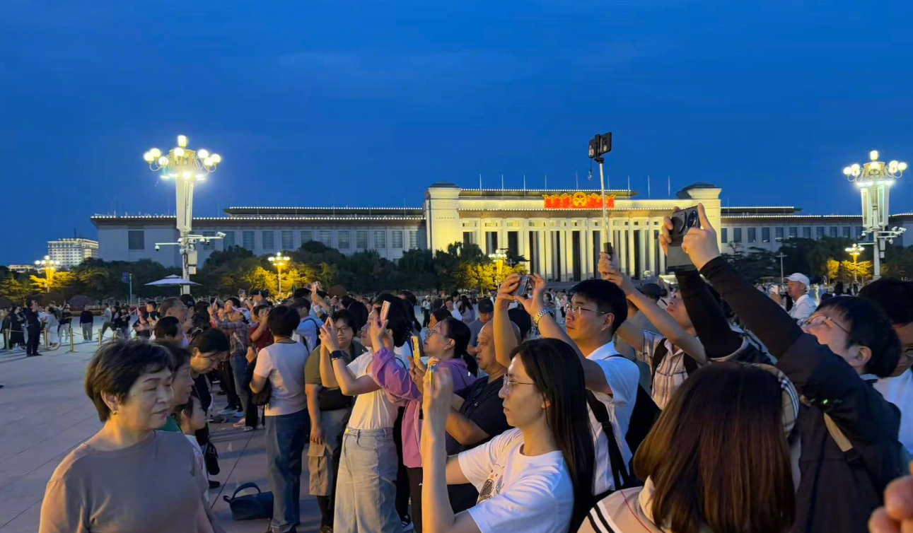 天安门广场大花篮亮灯 观花人如潮