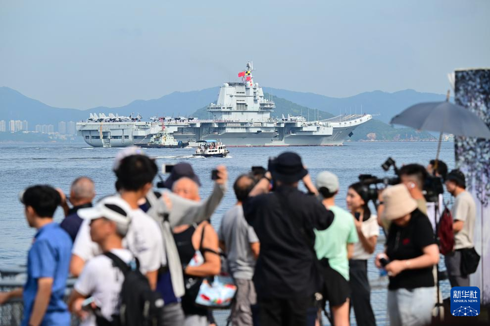 中国海军山东舰航母编队抵达香港