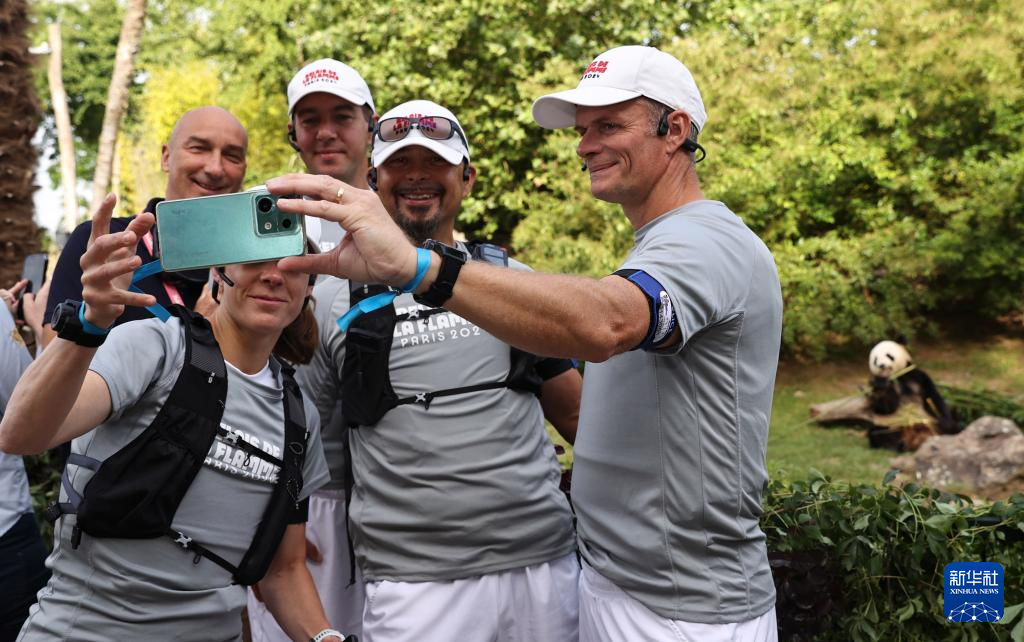 旅法大熊猫见证巴黎奥运圣火传递 旅法大熊猫见证巴黎奥运圣火传递