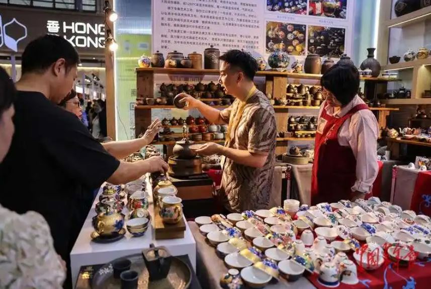 潮起海之南 两岸共扬帆——台湾特色展区首秀消博会_fororder_消博会2.JPG