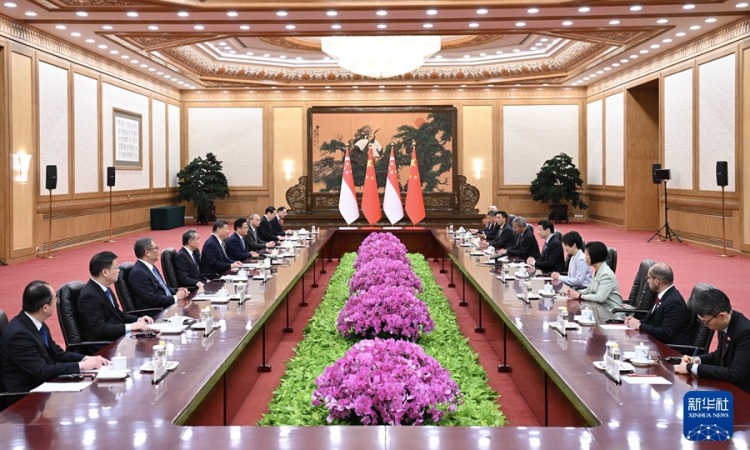 习近平会见新加坡总理黄循财