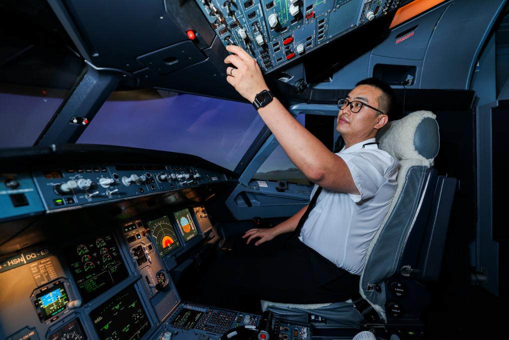 香港故事丨从内地到香港，他们一路追逐“飞行梦”