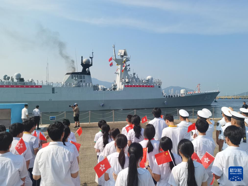 海军山东舰航母编队圆满结束访问离开香港