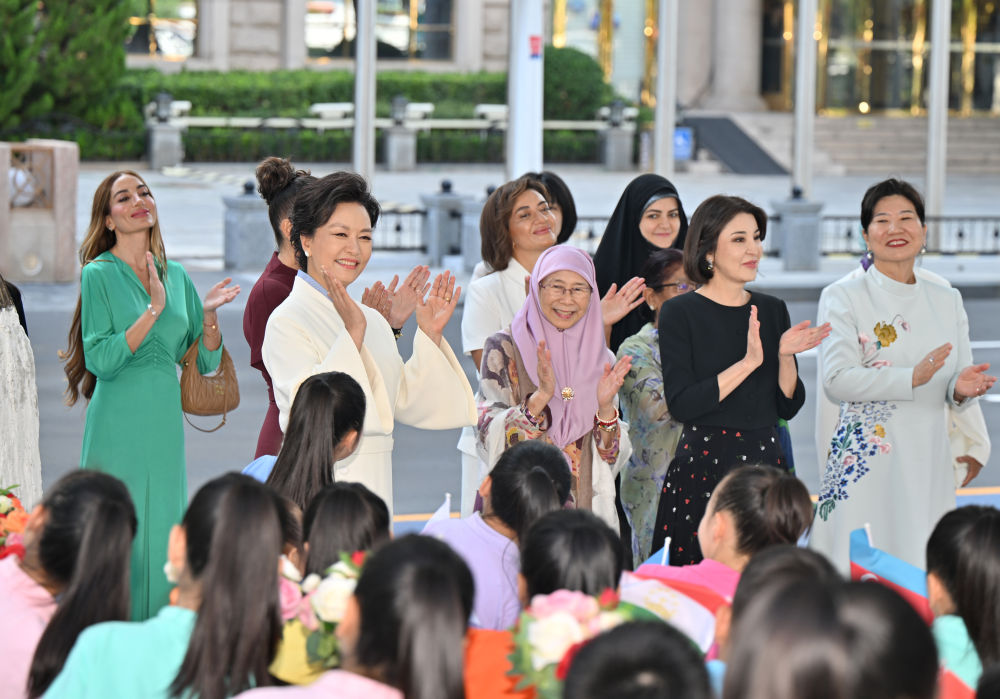 彭丽媛同出席2025年上海合作组织峰会外方领导人夫人游览天津海河