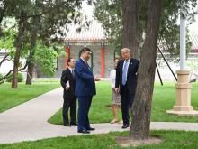 习近平同美国总统特朗普在中南海小范围会晤
