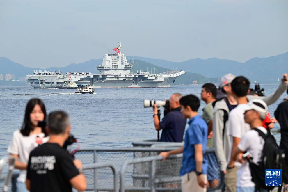 中国海军山东舰航母编队抵达香港