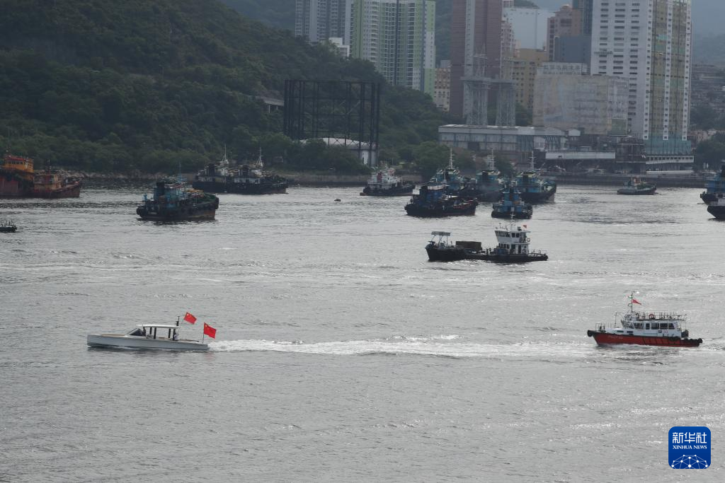 中国海军山东舰航母编队抵达香港