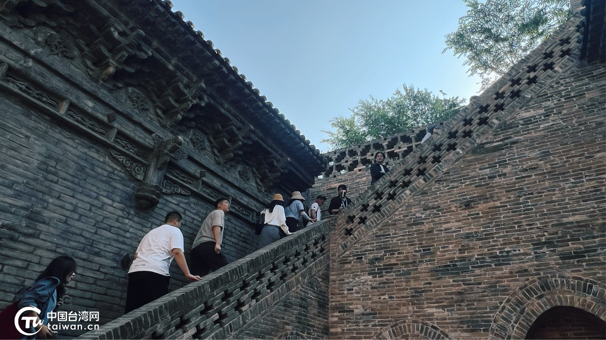 两岸媒体人指尖触摸五千年文脉 青铜古塔映照血脉相连