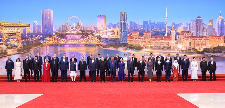 习近平和彭丽媛为出席2025年上海合作组织峰会的国际贵宾举行欢迎宴会