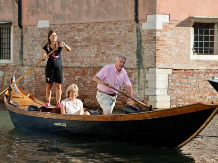 威尼斯女划船手：坚守热爱