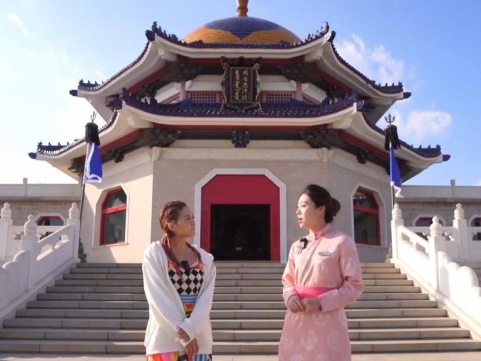 台湾网红参观成吉思汗陵 领略草原民族的豪迈气魄