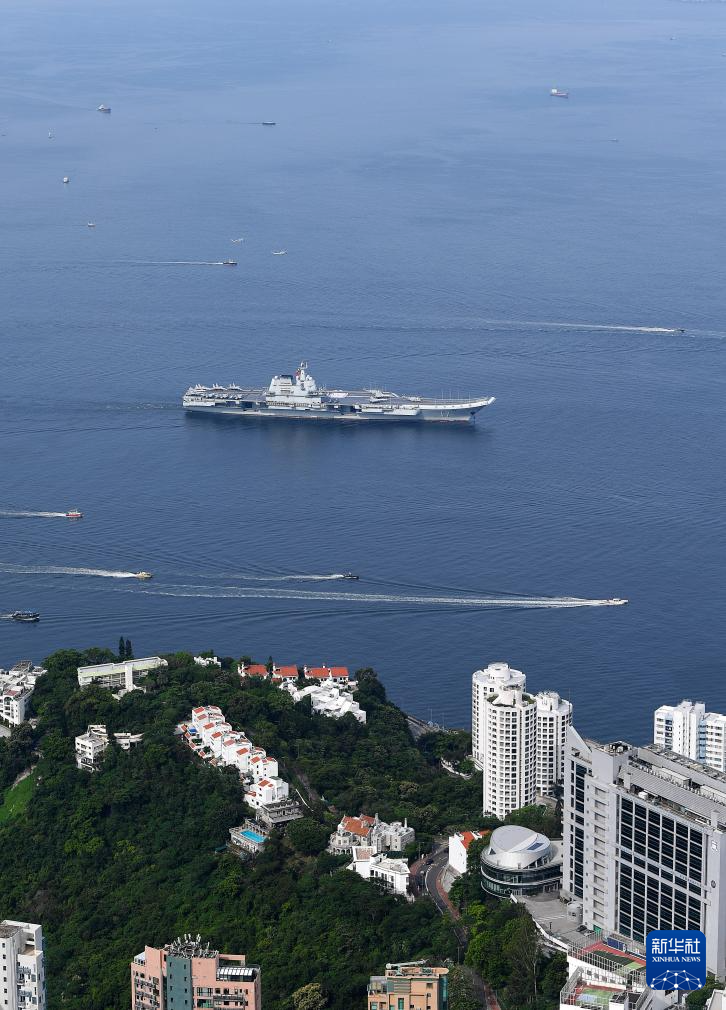 中国海军山东舰航母编队抵达香港