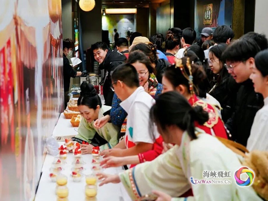品美食、穿汉服、共联欢——2025“喜福汇”两岸青年交流活动在京举办_fororder_图2