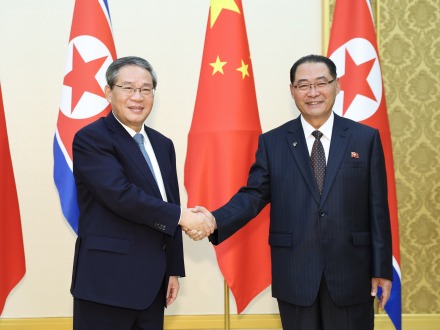 李强同朝鲜内阁总理朴泰成会谈