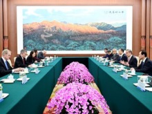 王毅会见美国国会参议员代表团