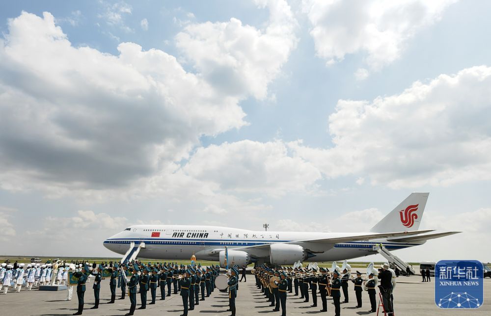 高清大图丨习近平抵达阿斯塔纳 受到热烈欢迎