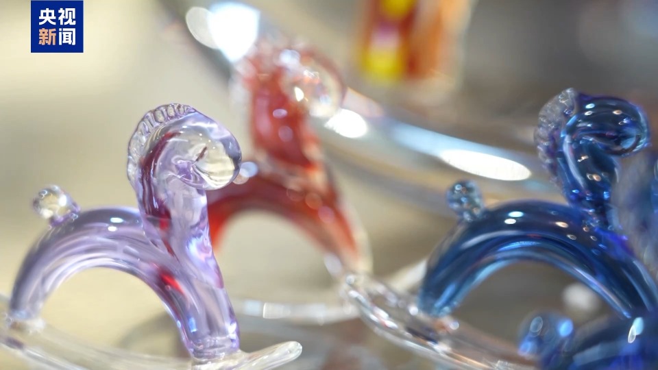 年货市场“马”上热 琉璃马、朱砂文创热销