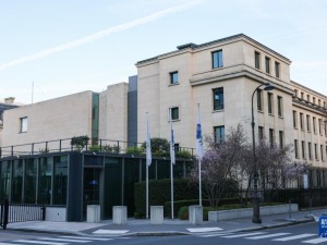 中美经贸磋商在法国巴黎开始举行