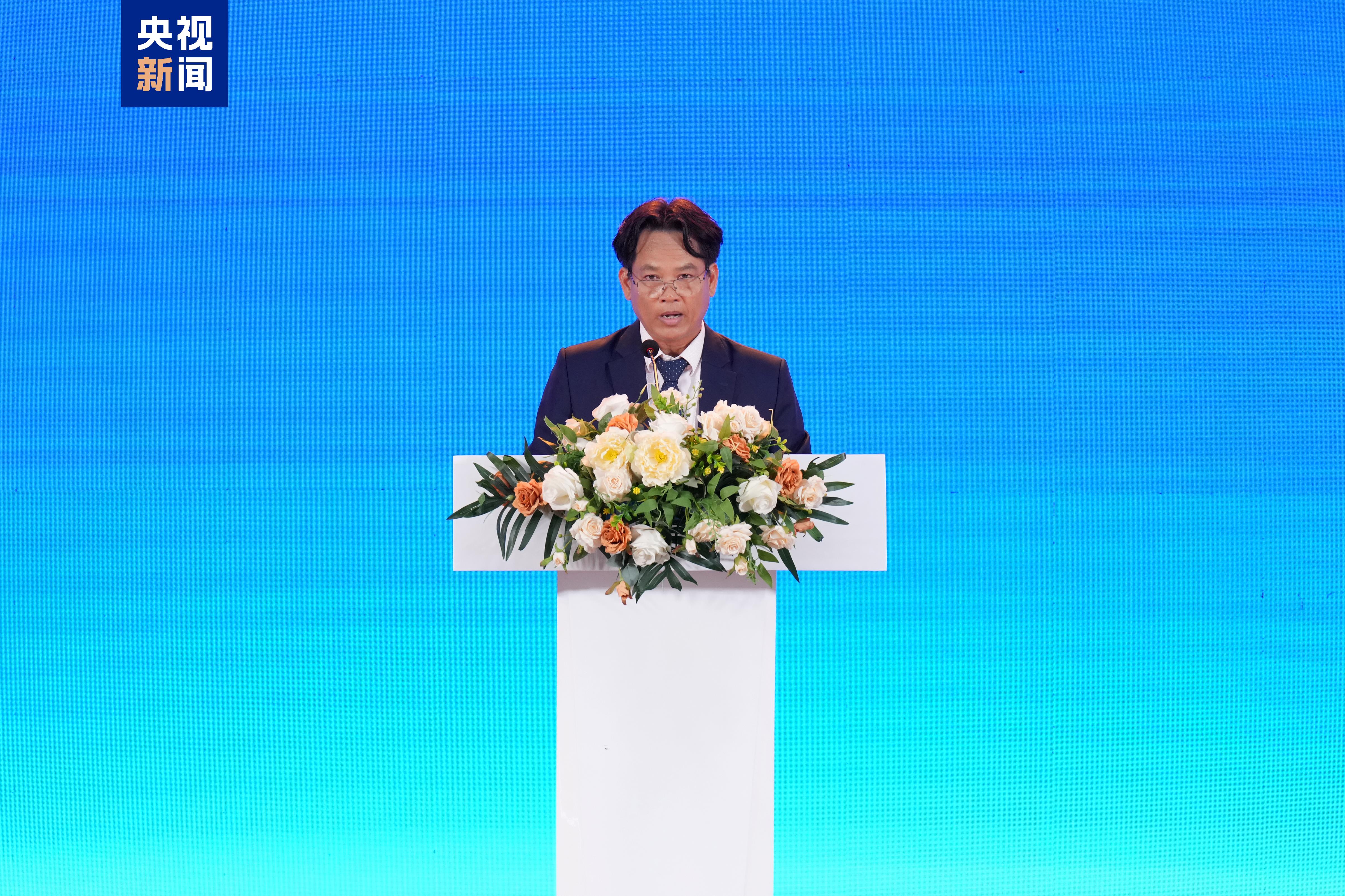 《平“语”近人——习近平喜欢的典故》（柬埔寨语版）在柬埔寨主流媒体播出