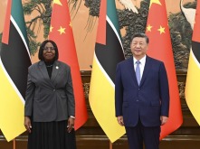 习近平会见莫桑比克总理莱维
