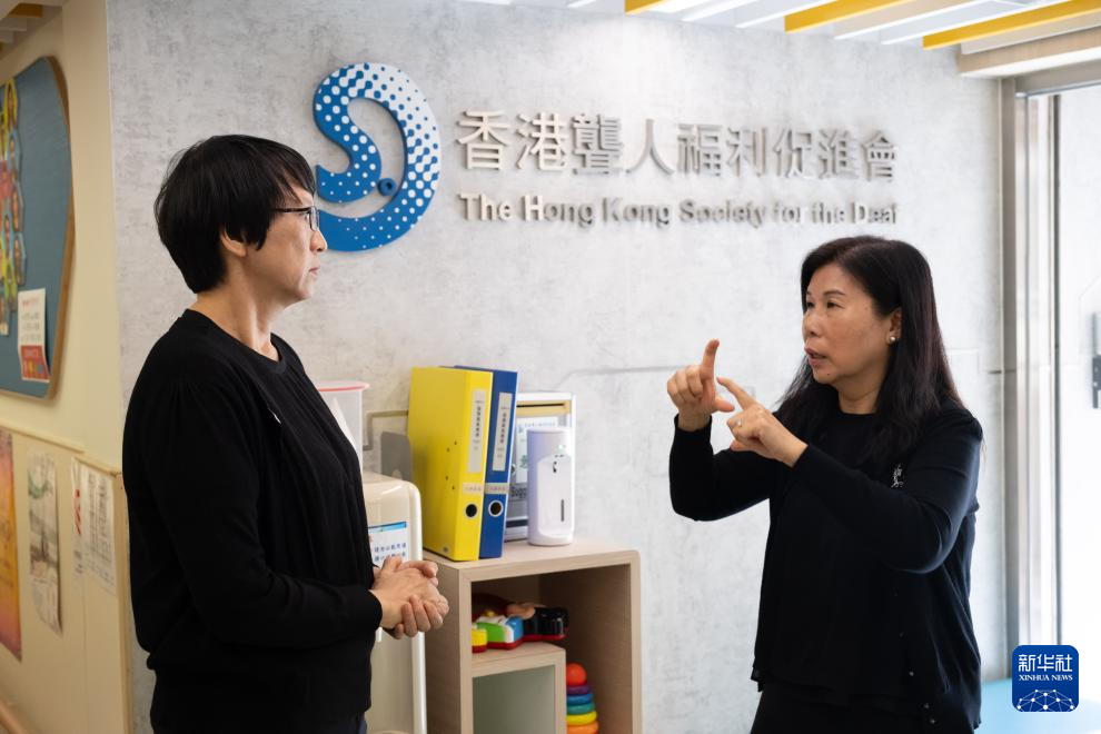 香港故事丨有温度的手语传译 香港故事丨有温度的手语传译