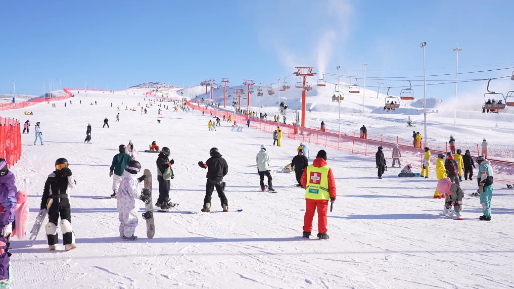 新疆阿勒泰“雪假”首日 听听孩子们感受如何