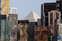 “现在即永恒”艺术展亮相埃及金字塔