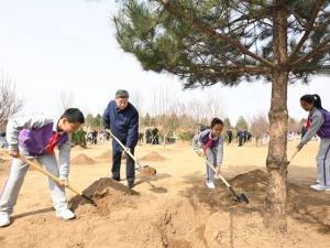 习近平在参加首都义务植树活动时强调 为山川大地增添锦绣 让中国式现代化底色更加亮丽