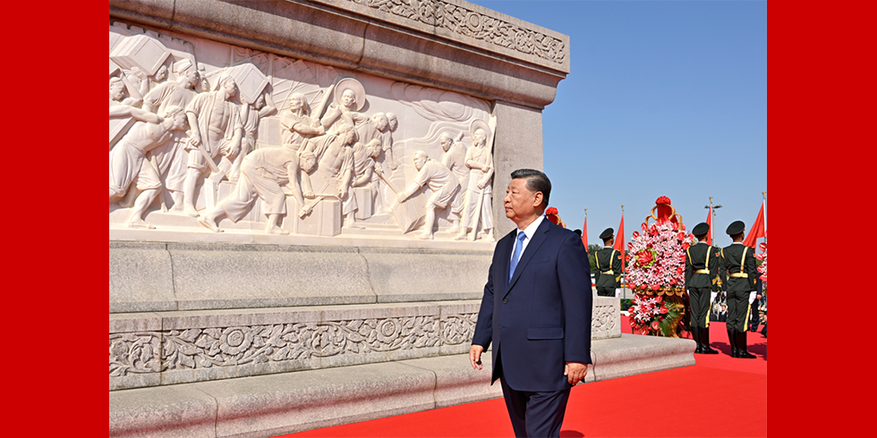 烈士纪念日向人民英雄敬献花篮仪式在京隆重举行 习近平等党和国家领导人出席_fororder_2509309804901