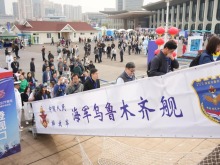 台湾同胞参加海军成立77周年纪念日舰艇开放活动