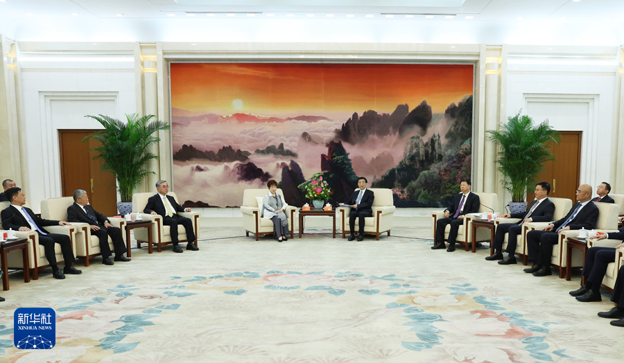 王沪宁会见参加抗战胜利80周年纪念活动的台湾各界人士代表