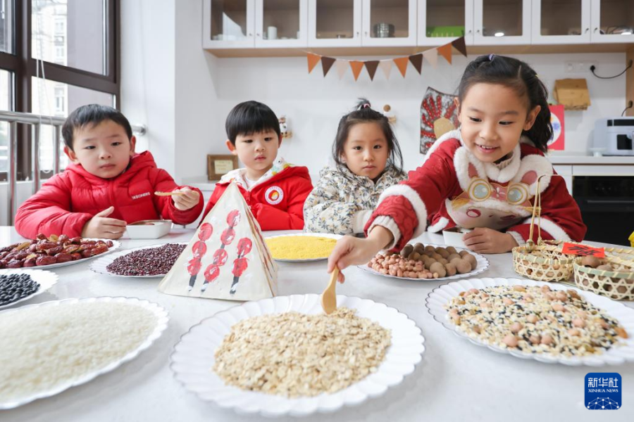 1月17日，在南京市安德門幼兒園，小朋友挑選制作臘八粥的食材。新華社發(fā)（蘇陽 攝）