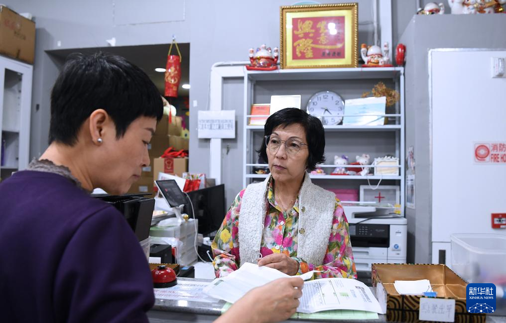 “感动香江”的单亲母亲和她的“朋友仔”
